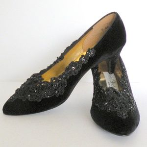 VTG 1980 sz 8 black velvet and lace heel